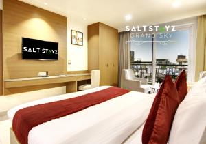 Postel nebo postele na pokoji v ubytování Saltstayz Select - Unitech Cyber Park