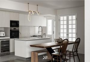 eine weiße Küche mit einem Holztisch und Stühlen in der Unterkunft Bali Design River View in Bali