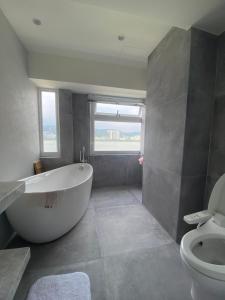 ein Badezimmer mit einer großen Badewanne und einem WC in der Unterkunft Bali Design River View in Bali + 8 Fotos