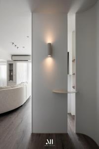 ein Wohnzimmer mit Sofa und Tisch in der Unterkunft Bali Design River View in Bali