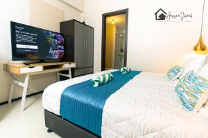 Postel nebo postele na pokoji v ubytování Aussie Shack - 2BR Modern Condo with Skyline View