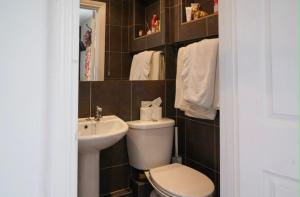 a bathroom with a toilet and a sink at Stamford Lodge in Stamford