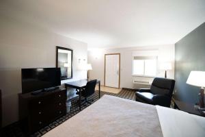 Una habitación de hotel con una cama y un televisor de pantalla plana. en Quality Inn & Suites Watertown near Prairie Lakes Ice Arena, en Watertown