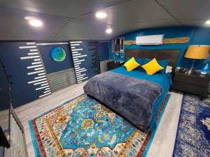 ein Schlafzimmer mit einem großen Bett und einem großen Teppich in der Unterkunft Hill Country Hangar with hottub, 7 minutes from the river and lake in Canyon Lake