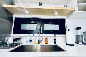 Kuchyň nebo kuchyňský kout v ubytování Kingston Paradise - Luxury Suite