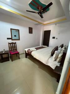 Postel nebo postele na pokoji v ubytování Hotel Neem Haveli