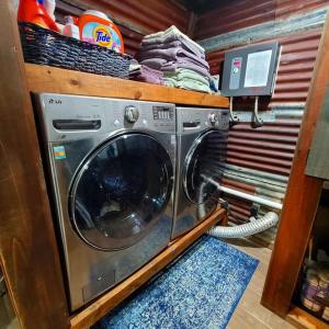 eine Waschmaschine in einem Zimmer mit einem Teppich in der Unterkunft Hill Country Hangar with hottub, 7 minutes from the river and lake in Canyon Lake