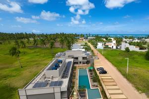 une vue aérienne d'une maison avec piscine dans l'établissement Gamboa Patacho - Refúgio exclusivo a apenas 150 metros da paradisíaca Praia do Patacho, à Porto de Pedras