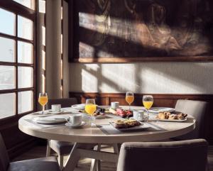 a table with plates of food and glasses of wine at Strada Marina Hotel in Zakynthos
