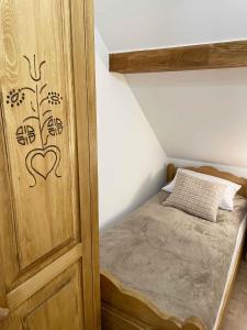 Tempat tidur dalam kamar di Nocleg na skraju puszczy