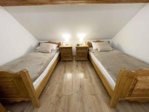 Tempat tidur dalam kamar di Nocleg na skraju puszczy