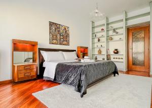 een slaapkamer met een bed, een ladekast en een spiegel bij Lusso & Relax - 3 Camere, Jacuzzi, Parcheggio in Turijn