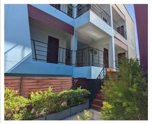 卡马拉海滩3B Apartment-SHA Extra Plus的大楼内设有楼梯和阳台