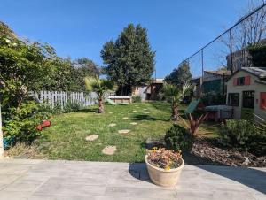 un cortile con un recinto e un vaso di fiori di Maison cosy Avignon ad Avignone