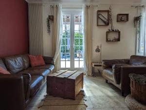 un soggiorno con divano e tavolo di Maison cosy Avignon ad Avignone