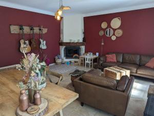 un soggiorno con un divano e un tavolo di Maison cosy Avignon ad Avignone