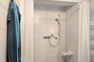 a bathroom with a shower with a blue towel at Ferienwohnung im Denkmal in Havelberg