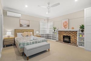 KarraganbahにあるFamily Retreatのベッドと暖炉のある寝室 +14枚の写真