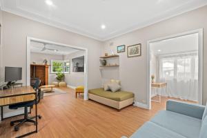 KarraganbahにあるFamily Retreatのリビングルーム(ベッド1台、デスク付)