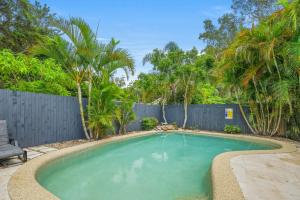 KarraganbahにあるFamily Retreatの柵付きの庭のスイミングプール