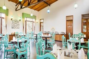 Restavracija oz. druge možnosti za prehrano v nastanitvi BluSalzz Escapade Anant Rasa Resort - Ranikhet