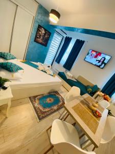 ein Schlafzimmer mit einem Bett und einem Tisch und Stühlen in der Unterkunft Studio Beatrice in Eforie Nord