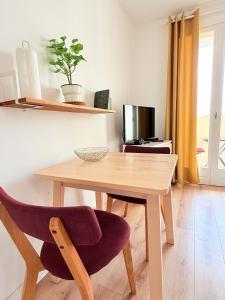 TV a/nebo společenská místnost v ubytování Studio douillet, Balaruc les bains, à deux pas de la cure et de la plage + 2 fotografie