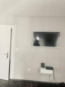 TV a/nebo společenská místnost v ubytování Zurich 2 rooms full lakeview, unique historic house share bath 40 m2