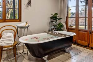 eine Badewanne mit Konfederateacistacistacistacistacist in der Unterkunft Seppeltsfield Vineyard Cottage Luxury Romantic Getaway in Seppeltsfield