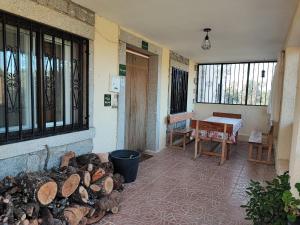 una habitación con una mesa y un montón de madera en El Mirador de Tortoles, en Tórtoles