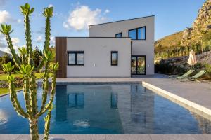 una casa con piscina delante de una casa en Villa Adler Nature&Relax, en Scopello 45 fotos más