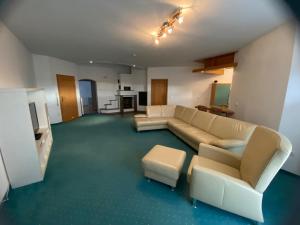 Posezení v ubytování Monteurwohnung , 4 Schlafzimmer, 130qm, Balkon, einzige Wohneinheit im Haus, Parkplatz