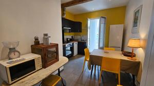 Kuchyňa alebo kuchynka v ubytovaní Maison vigneronne 8p / jardin / parking
