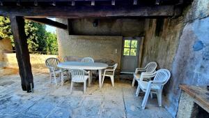 Patio alebo iná vonkajšia časť ubytovania Maison vigneronne 8p / jardin / parking