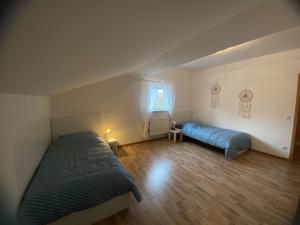 Postel nebo postele na pokoji v ubytování Monteurwohnung , 4 Schlafzimmer, 130qm, Balkon, einzige Wohneinheit im Haus, Parkplatz + 15 fotografií