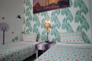 Postel nebo postele na pokoji v ubytování Baan Nampetch Hostel