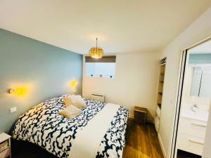 ein kleines Schlafzimmer mit einem Bett und einem Fenster in der Unterkunft Appart cosy, calme proche centre in Caen