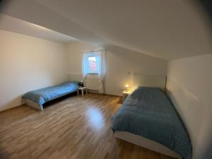 Postel nebo postele na pokoji v ubytování Monteurwohnung , 4 Schlafzimmer, 130qm, Balkon, einzige Wohneinheit im Haus, Parkplatz