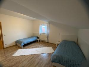 Postel nebo postele na pokoji v ubytování Monteurwohnung , 4 Schlafzimmer, 130qm, Balkon, einzige Wohneinheit im Haus, Parkplatz