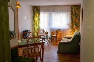 Ein Sitzbereich in der Unterkunft Hotel Klusenhof