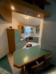 Kuchyň nebo kuchyňský kout v ubytování Monteurwohnung , 4 Schlafzimmer, 130qm, Balkon, einzige Wohneinheit im Haus, Parkplatz