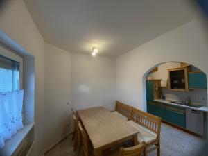 Kuchyň nebo kuchyňský kout v ubytování Monteurwohnung , 4 Schlafzimmer, 130qm, Balkon, einzige Wohneinheit im Haus, Parkplatz