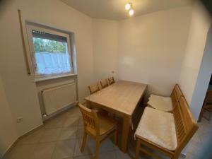 Posezení v ubytování Monteurwohnung , 4 Schlafzimmer, 130qm, Balkon, einzige Wohneinheit im Haus, Parkplatz