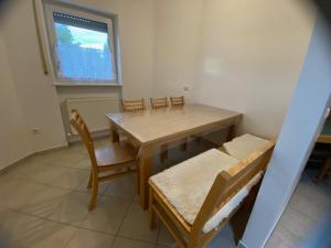 Fotografie z fotogalerie ubytování Monteurwohnung , 4 Schlafzimmer, 130qm, Balkon, einzige Wohneinheit im Haus, Parkplatz v destinaci Pocking