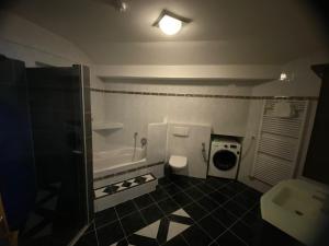 Koupelna v ubytování Monteurwohnung , 4 Schlafzimmer, 130qm, Balkon, einzige Wohneinheit im Haus, Parkplatz