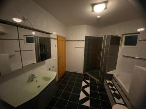 Koupelna v ubytování Monteurwohnung , 4 Schlafzimmer, 130qm, Balkon, einzige Wohneinheit im Haus, Parkplatz