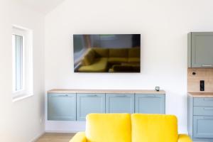 Televízia a/alebo spoločenská miestnosť v ubytovaní Panorama Appartement