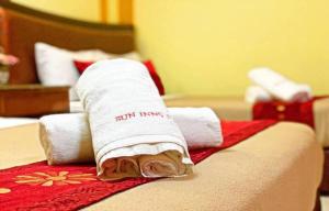 une pile de serviettes pliées sur un lit dans l'établissement Sun Inns Jalan Kuching, à Kuala Lumpur