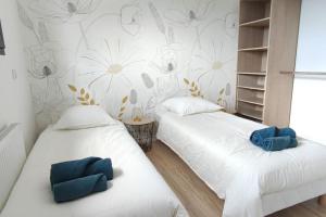 En eller flere senge i et værelse på Maison neuve avec piscine chauffée de mai à septembre à 6 minutes de la plage + 26 billeder