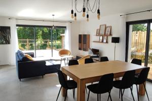 Et opholdsområde på Maison neuve avec piscine chauffée de mai à septembre à 6 minutes de la plage